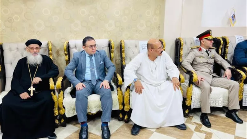 محافظ قنا يقدم التهنئة لأقباط دشنا بمناسبة عيد القيامة المجيد