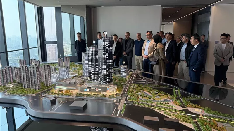 وزير الإسكان يطلع على نظم الأمن الذكي بشنغهاي