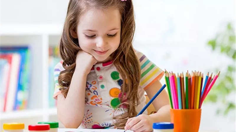 كيف تكتشف موهبة طفلك مبكرًا؟ إليك 10 علامات
