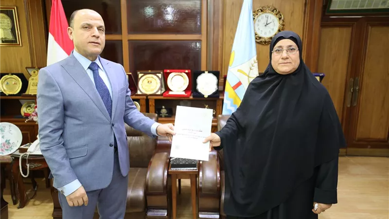 تسليم عقود تقنين أراضي أملاك دولة للمستفيدين من أهالى كفرالشيخ »