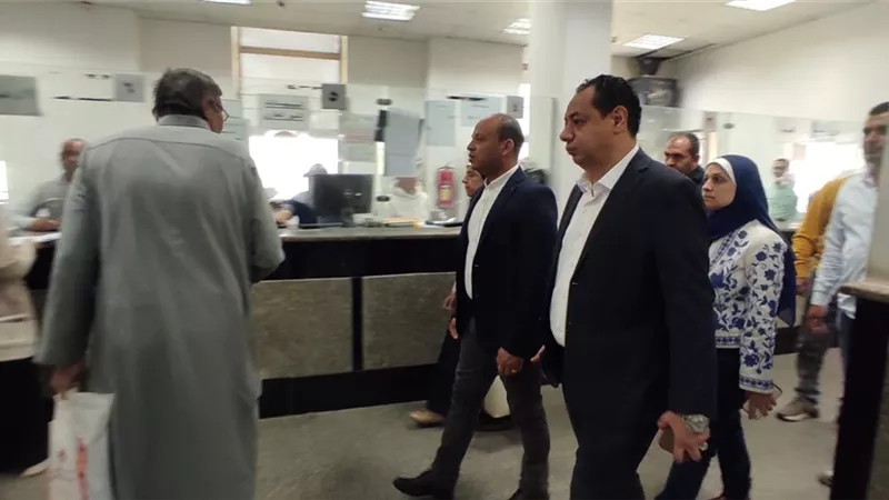 رئيس جهاز 6 أكتوبر يستمع لآراء المواطنين حول مستوى الخدمات