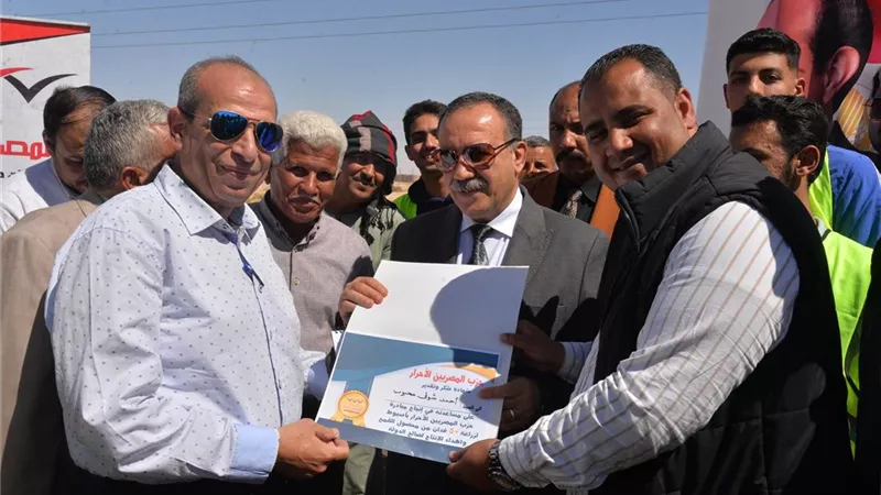 محافظ أسيوط يشهد بدء حصاد 50 فدان قمح بمزرعة الوادي الأسيوطي