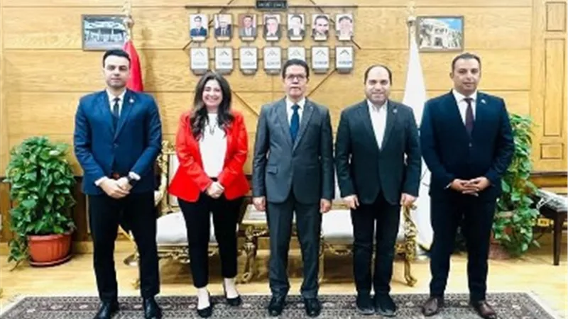 رئيس جامعة بنها يستقبل وفد تنسيقية شباب الأحزاب والسياسيين