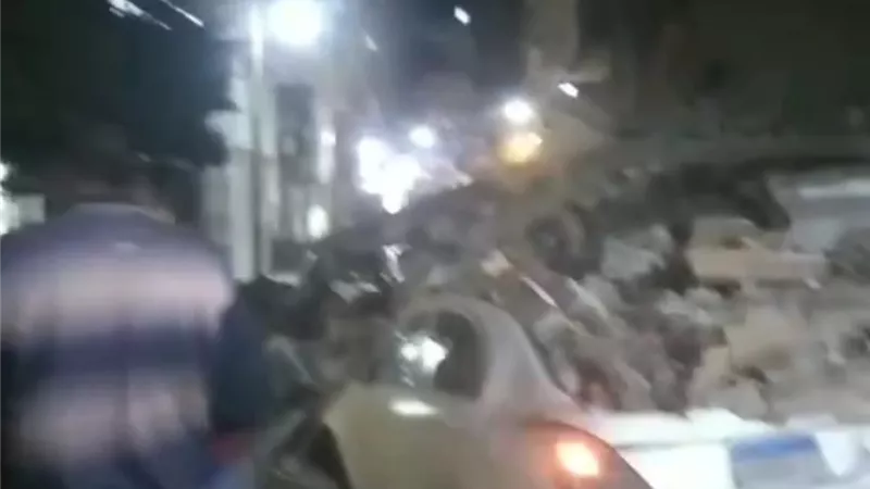 انهيار عقار من طابقين بالزقازيق دون إصابات وتلف 4 سيارات