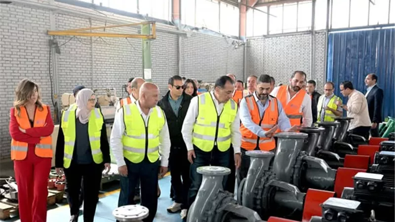 رئيس الوزراء يتفقد مصنعي 