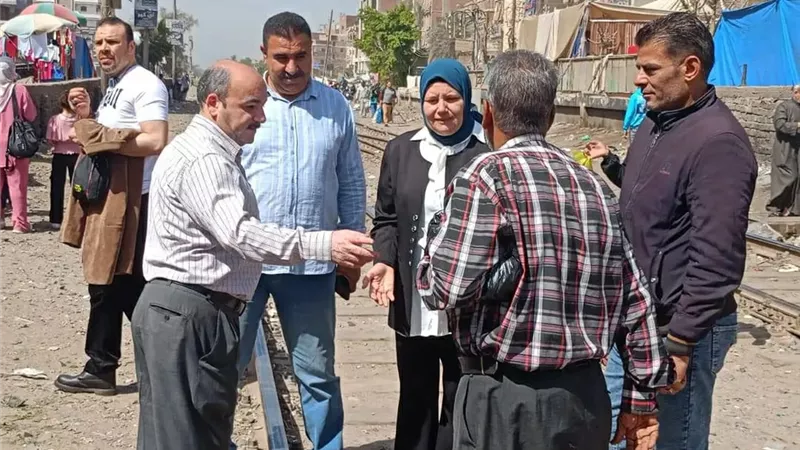 حملة مكبرة بشبين القناطر تمنع الباعة الجائلين من افتراش الطريق العام