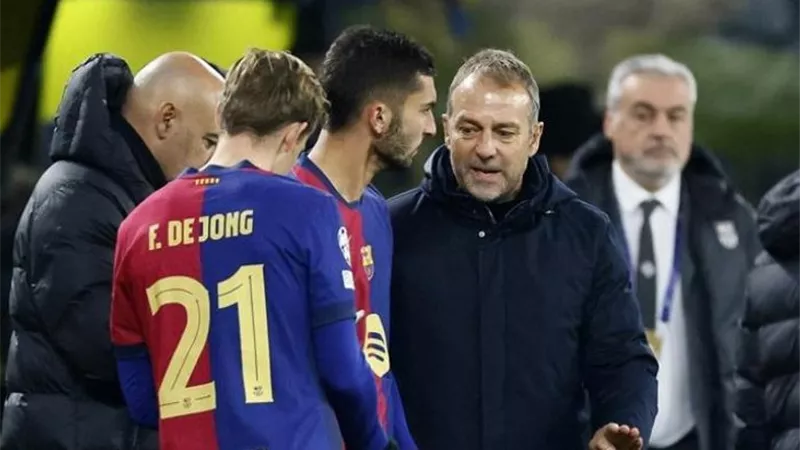 موقف مفاجئ من فليك تجاه غضب لاعبي برشلونة