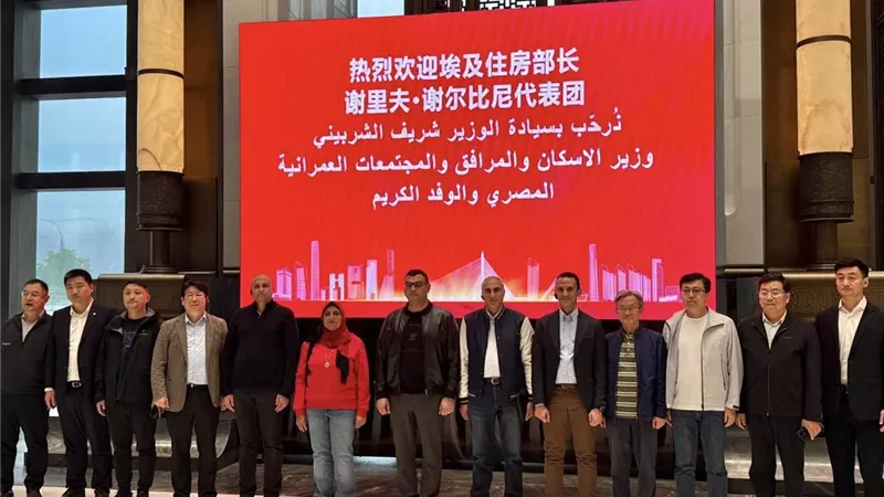 وزير الإسكان يتفقد المدينة الأولمبية بمدينة 