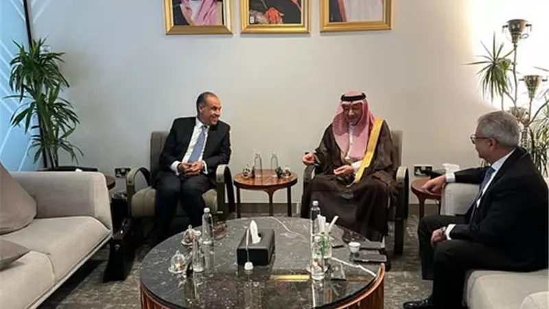 وزير الخارجية والهجرة يصل إلى الرياض