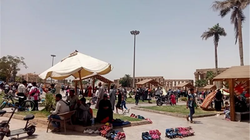 الكورنيش والأندية والحدائق والجزرالنيلية كاملة العدد فى شم النسيم