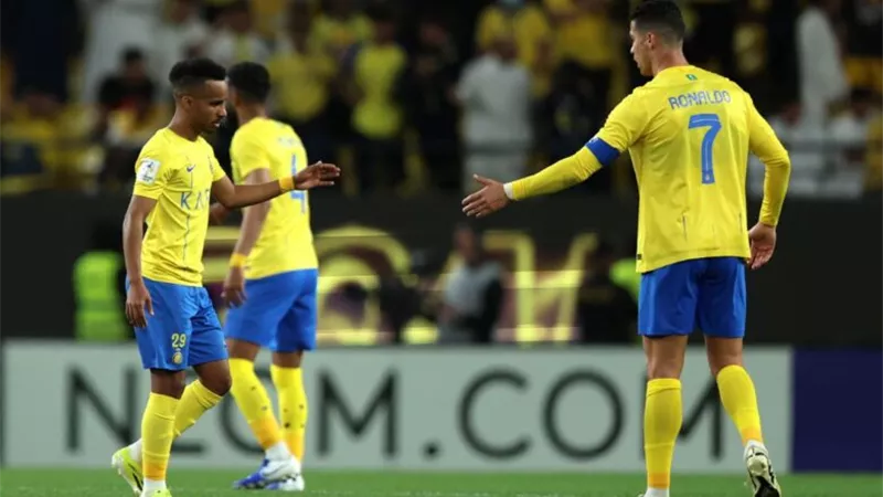 قرار مفاجئ من نجم النصر السعودي بشأن مستقبله