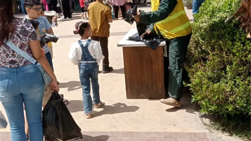 الجيزةتوزّع أكياسًا بلاستيكية مجانًا على روّاد الحدائق والمتنزهات