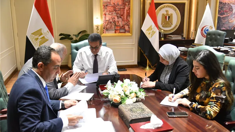 وزير الصحة يبحث دعم الأطباء وتطوير برامج التدريب وبيئة العمل