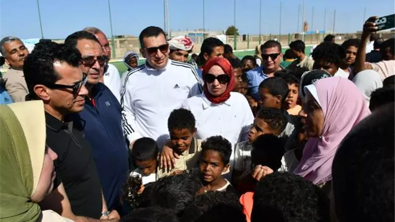 وزير الشباب يتفقد المنشآت داخل نادي شلاتين