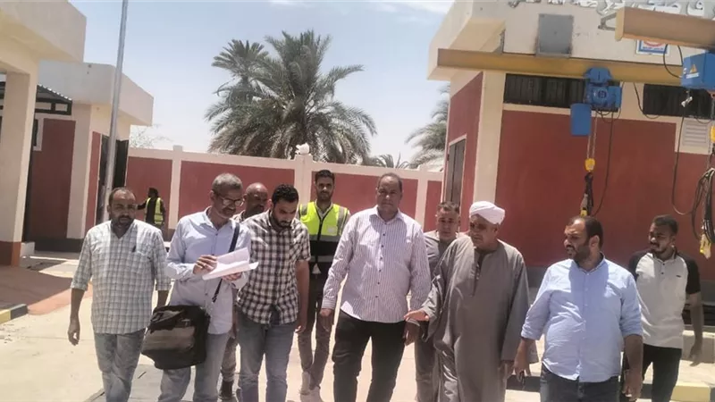 رئيس مدينة إسنا بالأقصر يتفقد مشروعات توصيل الصرف الصحى