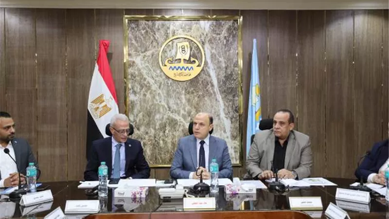 محافظ كفرالشيخ يعقد اجتماعًا تنسيقيًا لتعزيز الزراعة الذكية
