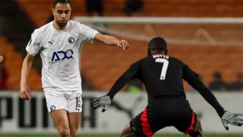 كاف يعلن التحقيق مع طاقم حكام مباراة بيراميدز وأورلاندو بايرتس