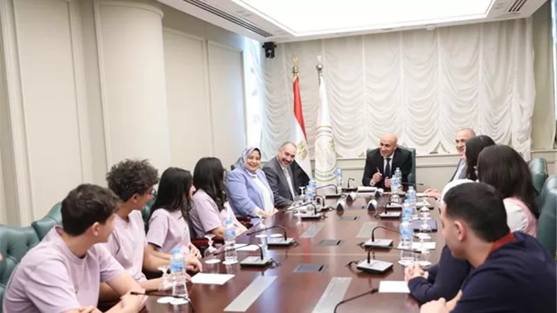 وزير التربية والتعليم يلتقي ممثلين لطلاب مدارس النيل الدولية ويستمع لآرائهم