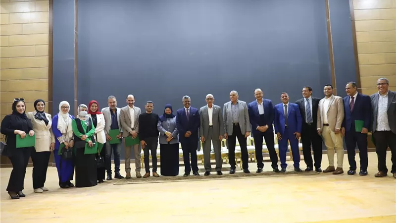 محافظ شمال سيناء يكرم العاملين في القطاع الصحي والطبي بالمحافظة