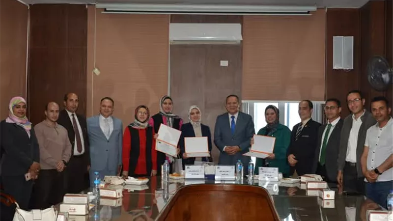 رئيس جامعة دمياط يشهد تكريم المتميزين بكلية الآثار