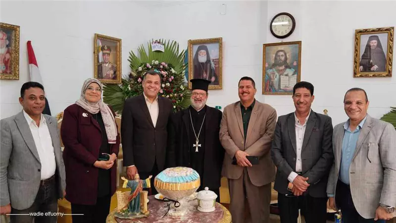 مدير تعليـم دميـاط يهنئ الأقباط بعيد القيامة ويؤكد بالوحدةالوطنية