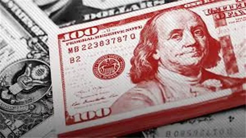 الدولار يواصل ارتفاعه مع تراجع ترامب عن تهديده لرئيس الفيدرالي