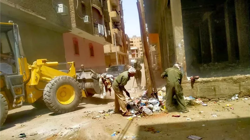 في استجابة للمحافظ.. رفع كمية من القمامة بحي شرق الاقصر