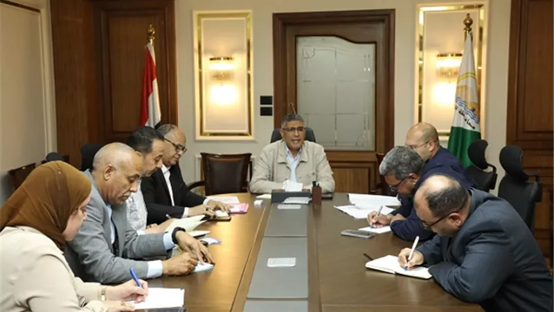 لقاء موسع لمحافظ الجيزة لوضع آليات تحسين كفاءة النظافة