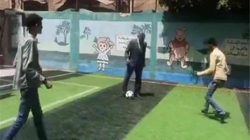 مدير تعليم الخانكة يشارك طلاب التربية الفكرية مباراة كرة القدم