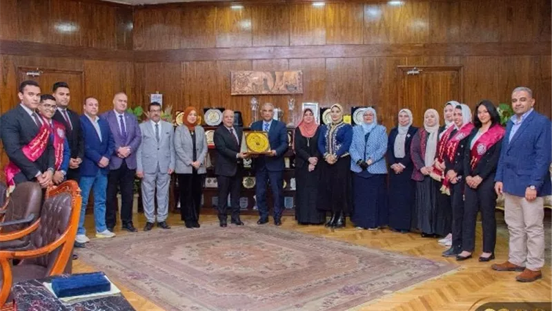 رئيس جامعة طنطا يستقبل طلاب ورواد أسرة 