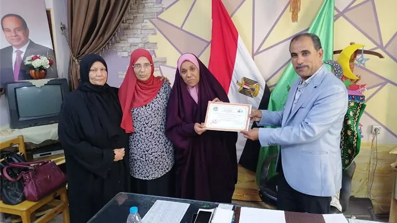 مدير تعليم قليوب يكرم المعلمة الفعاله