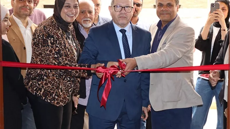 رئيس جامعة مطروح يفتتح معرض “رُؤى تشكيلية” ويشيد بطلاب الفنون