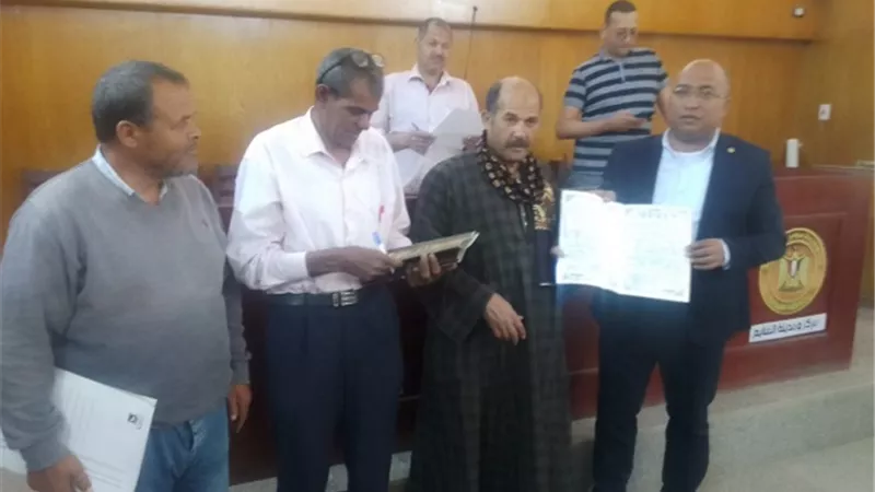 محافظ أسيوط يوجه بسرعة إنهاء ملف التقنين.. وتسليم 12عقداً في الغنايم