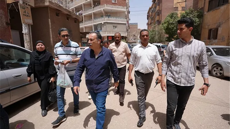 محافظ أسيوط يوجه بسرعة إزالة تراكمات القمامة في مساكن عزبة السجن