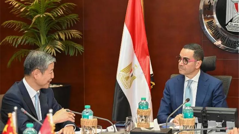 وزير الاستثمار يلتقي السفير الصيني لتعزيز العلاقات الاقتصادية