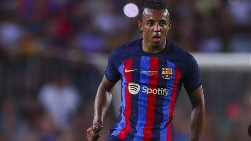 مدافع برشلونه علي ردار آرسنال الانجليزي