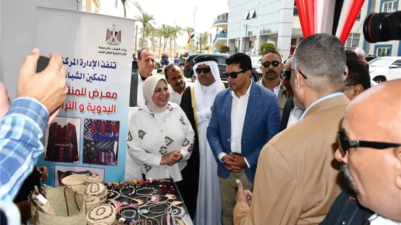 وزير الشباب يفتتح معرض للمنتجات الحرفية والتراثية بشمال سيناء