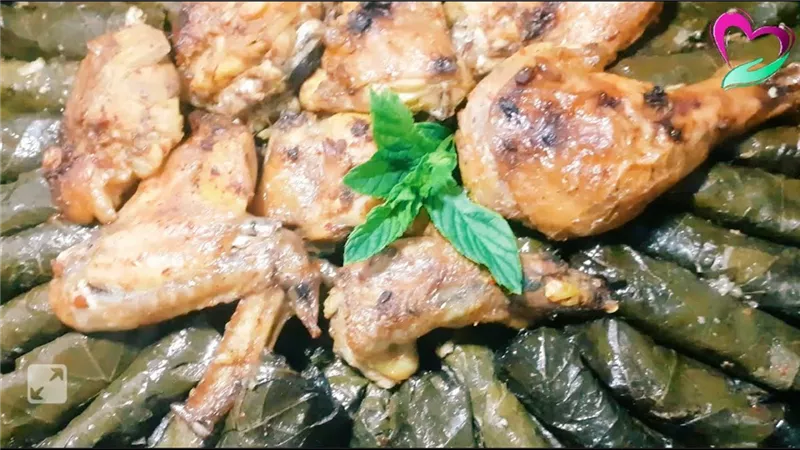 أوراك الدجاج المحشية والمغلّفة بورق العنب