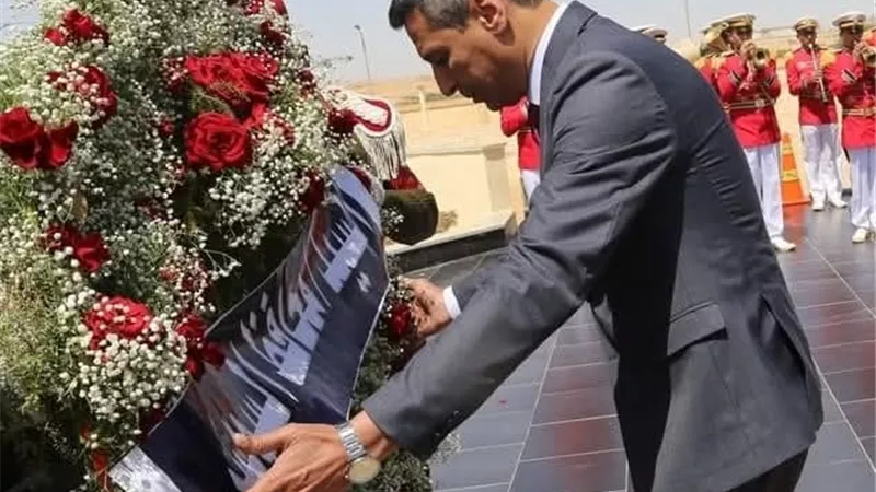 محافظ السويس يضع أكاليل الزهور علي قبر الجندي المجهول