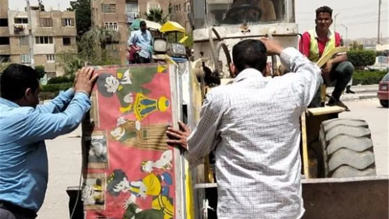 جهاز 15 مايو يشن حملة على الإشغالات فى منطقة المولات بالمدينة.. صور