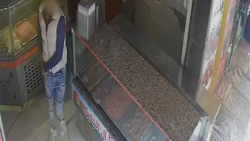 ضبط عاطل سرق هاتف محمول من داخل محل بالإسكندرية