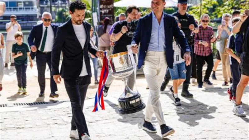 كأس الملك يصل إشبيلية استعدادا لنهائي برشلونة ضد ريال مدريد