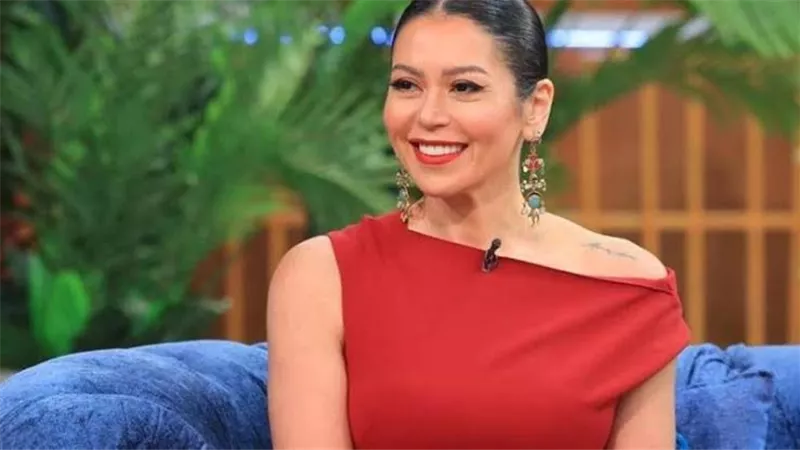 لقاء الخميسي تحتفل مع جمهورها على خشبة المسرح مع 