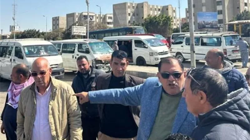 أنبا سارة من رئيس جهاز الشروق بملف خطوط المواصلات فى المدينة.. بالصور