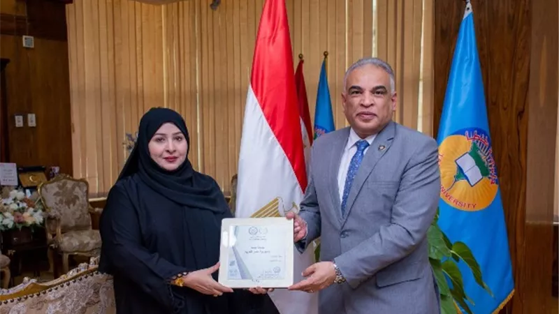 رئيس جامعة طنطا يتسلم درع المجلس العربي للتدريب والإبداع الطلابى