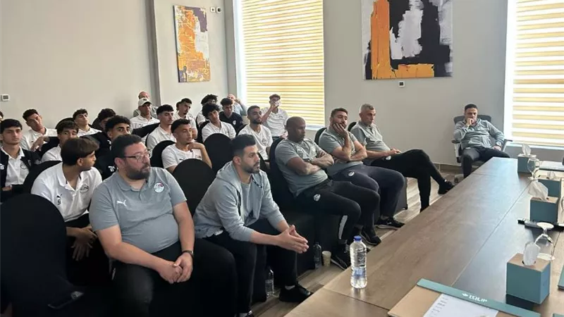اجتماع تنسيقي للكاف مع المنتخب الوطني تحت 20 عاما