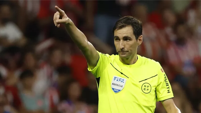 حكم نهائى كأس إسبانيا ينهار باكيا أمام الملايين بسبب ريال مدريد