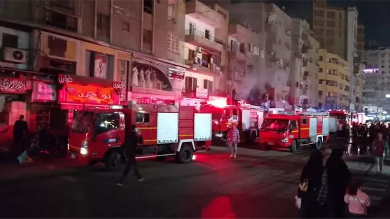 إصابة 4 اشخاص في حريق هائل بأحد المحال التجارية بمدينة الزقازيق