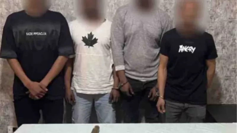 القبض على 4 تعدوا على عامل دليفري داخل مول بحدائق أكتوبر