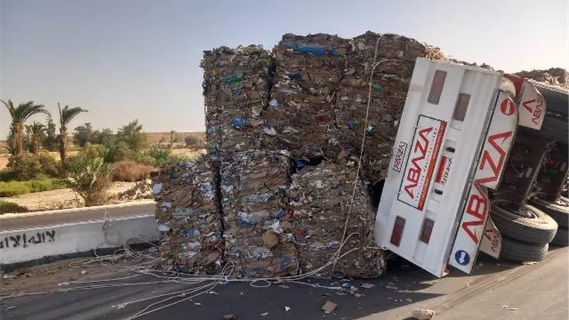 انقلاب سيارة نقل على طريق سوهاج البحر الأحمر